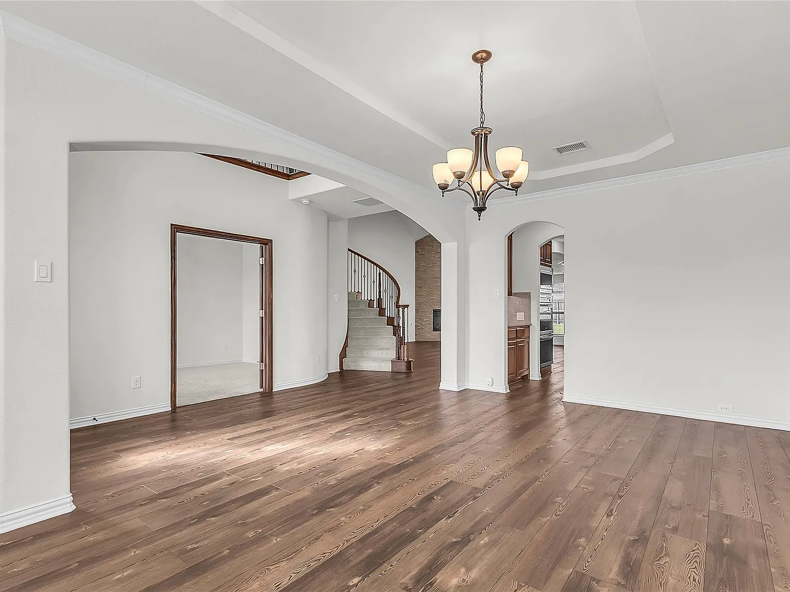 5 bed, 3.5 bath, 3868 sqft, $3,700 — Photo 3