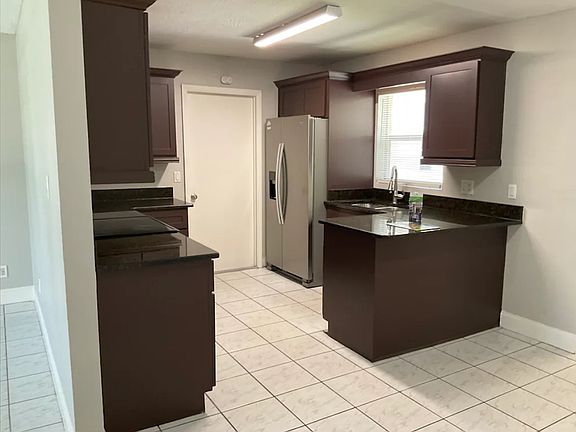5th image of 502 Iowa Woods Cir W