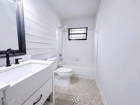 5th image of 2440 Longwood St