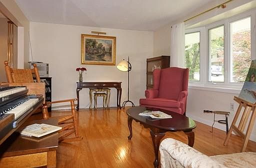 4th image of 389 Hosmer St