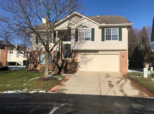 4721 Carrington Dr, Rochester, MI 48306