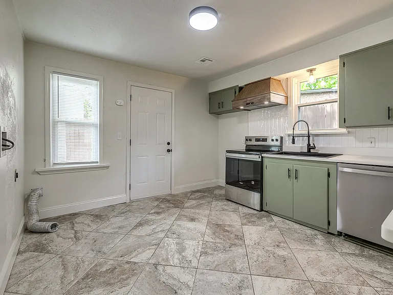 208 E Carson St — Photo 15