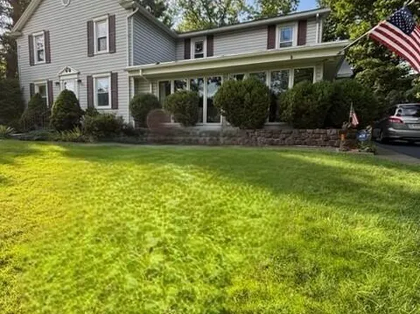 94 Country Club Rd, Dallas, PA 18612