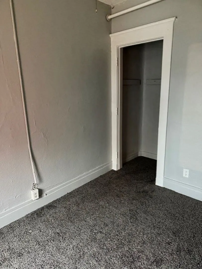 215 1/2 East 5th Street Apartments — Photo 4