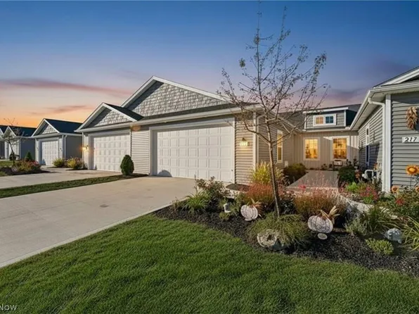 215 Silver Spring Cir, Elyria, OH 44035
