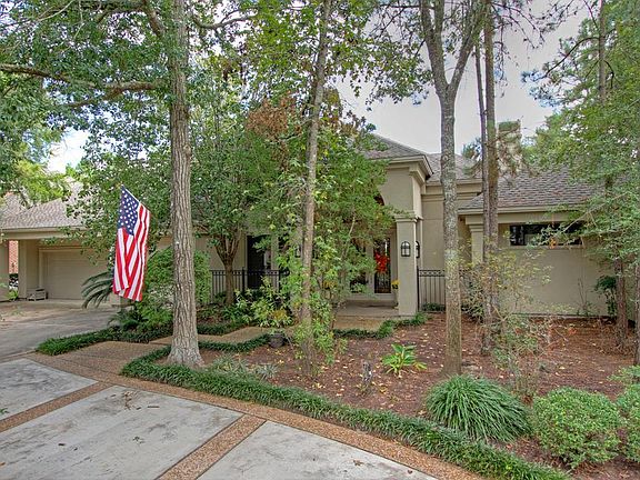 Gorgeous hard coat stucco custom home located in the heart of Cochran's Crossing.