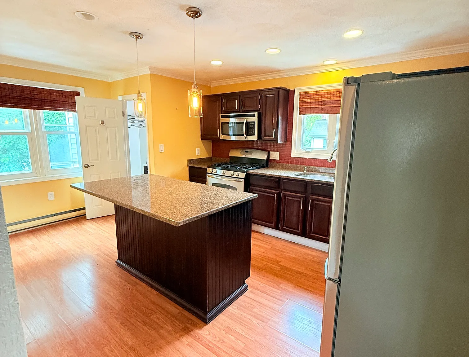 3 bed, 9999 sqft, $2,850 — Photo 4