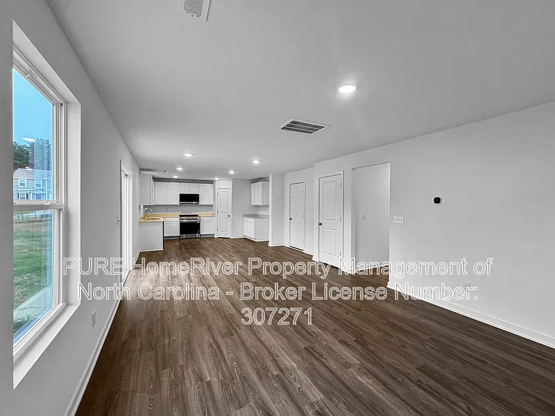 4 bed, 2.5 bath, 2014 sqft, $1,815 — Photo 3