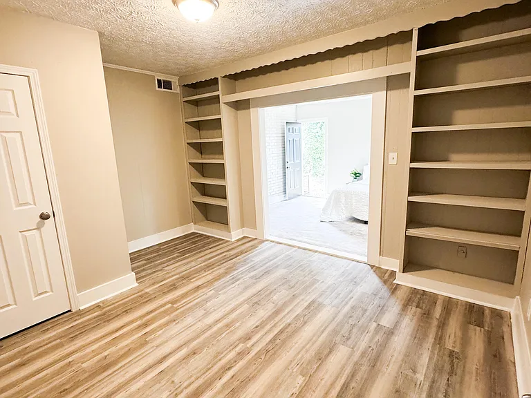 Hillview Ave — Photo 4