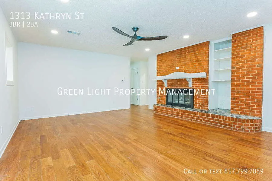 Spacious 3 bedroom home in Hurst — Photo 4