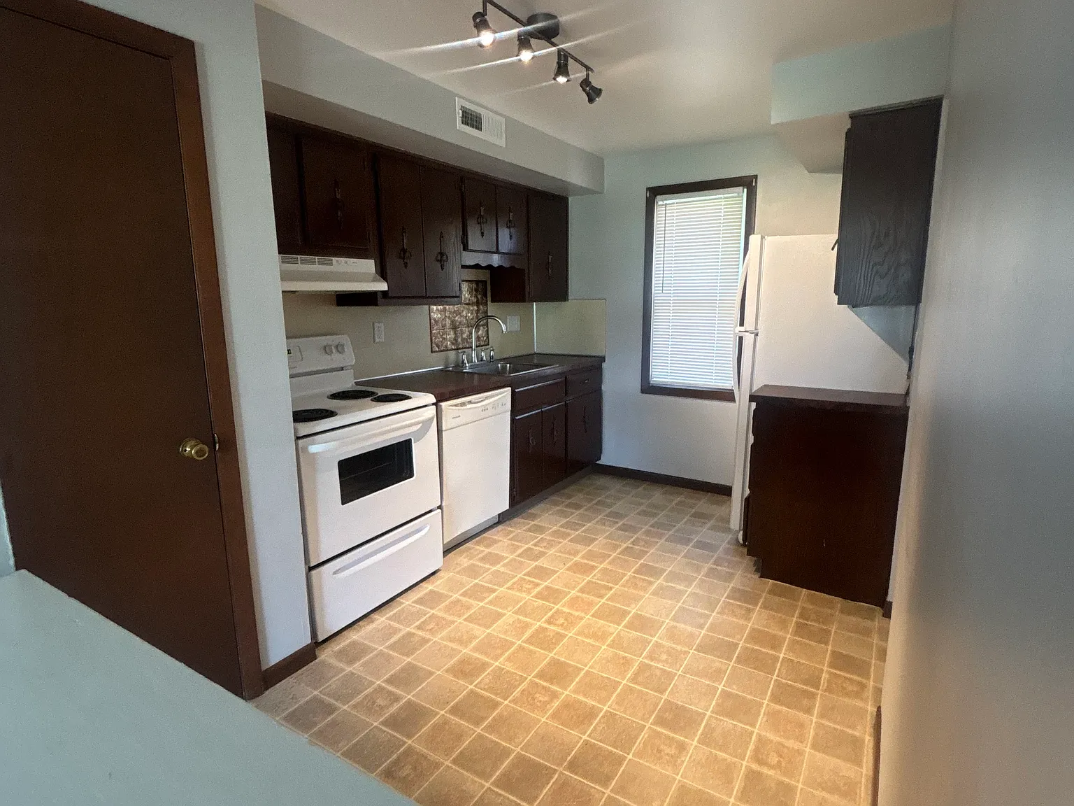 2 bed, 750 sqft, $950 — Photo 4