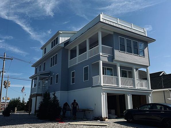724 Bay Ave