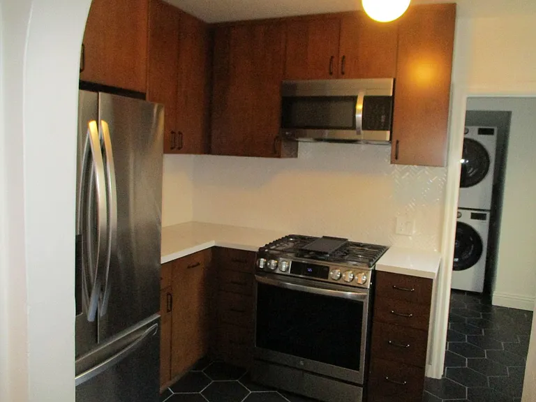 1086 88 Redondo Boulevard 5265 Edgewood Pl — Photo 10