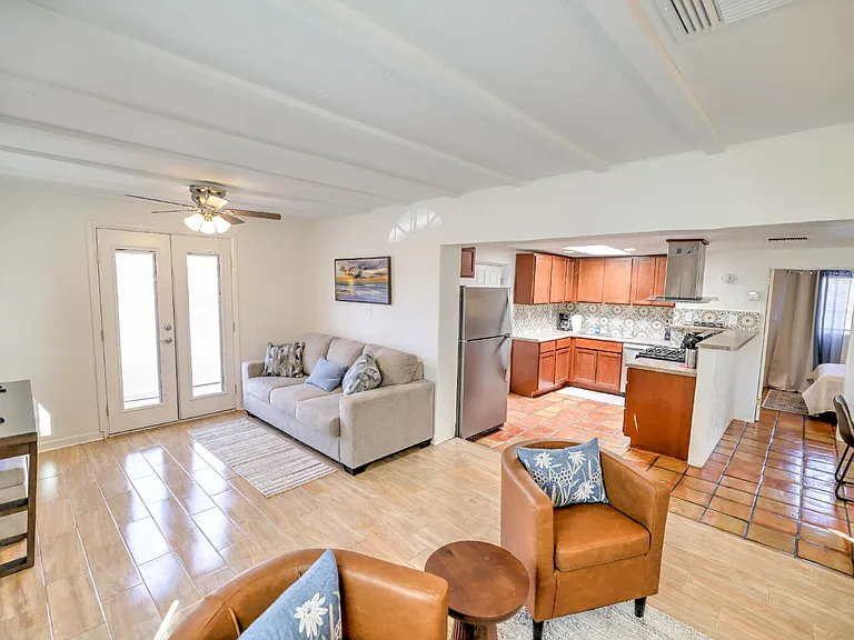 2805 E Lee St — Photo 10