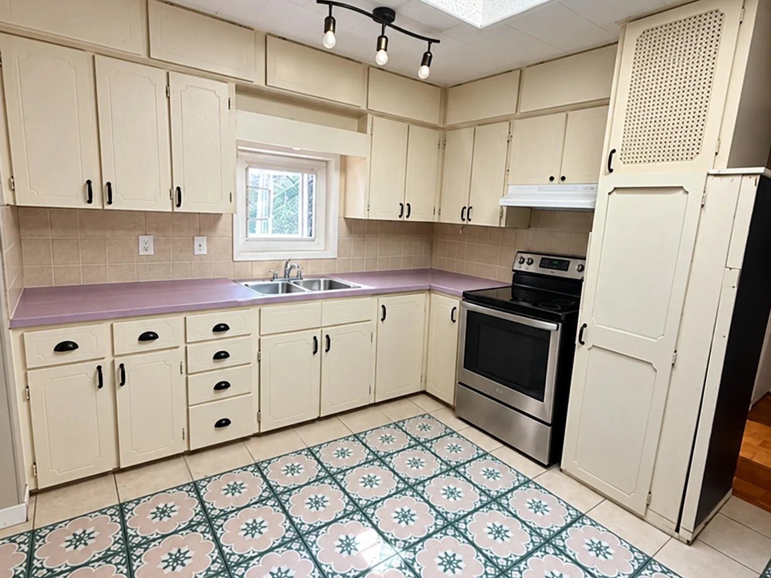 3 bed, 1119 sqft, $2,400 — Photo 3