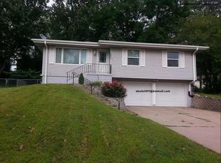 2806 Janan Dr, Bellevue, NE 68005