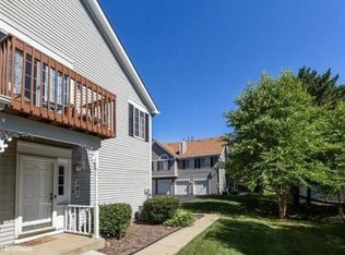 287 Sandhurst Ln, South Elgin, IL 60177