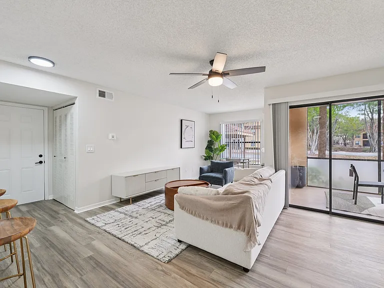 Oasis Naples Apartments — Photo 12