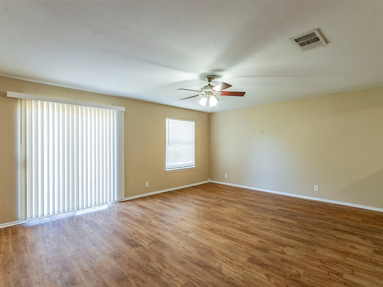 4 bed, 2.0 bath, 1749 sqft, $1,800 — Photo 3