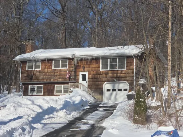 1040 Scenic Dr, Oak Ridge, NJ 07438