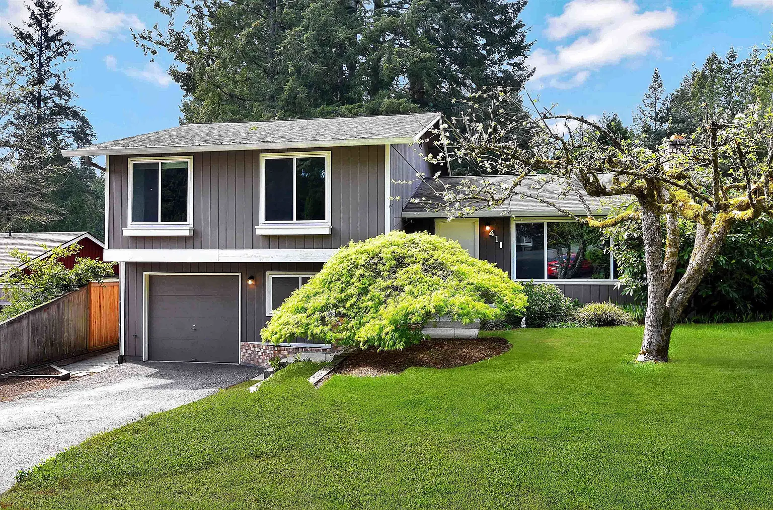 411 222nd Ave NE photo 1