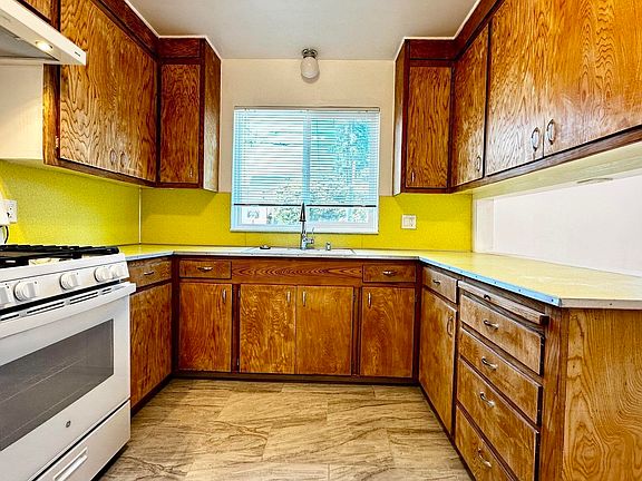 3rd image of 1180 Bayview Ave