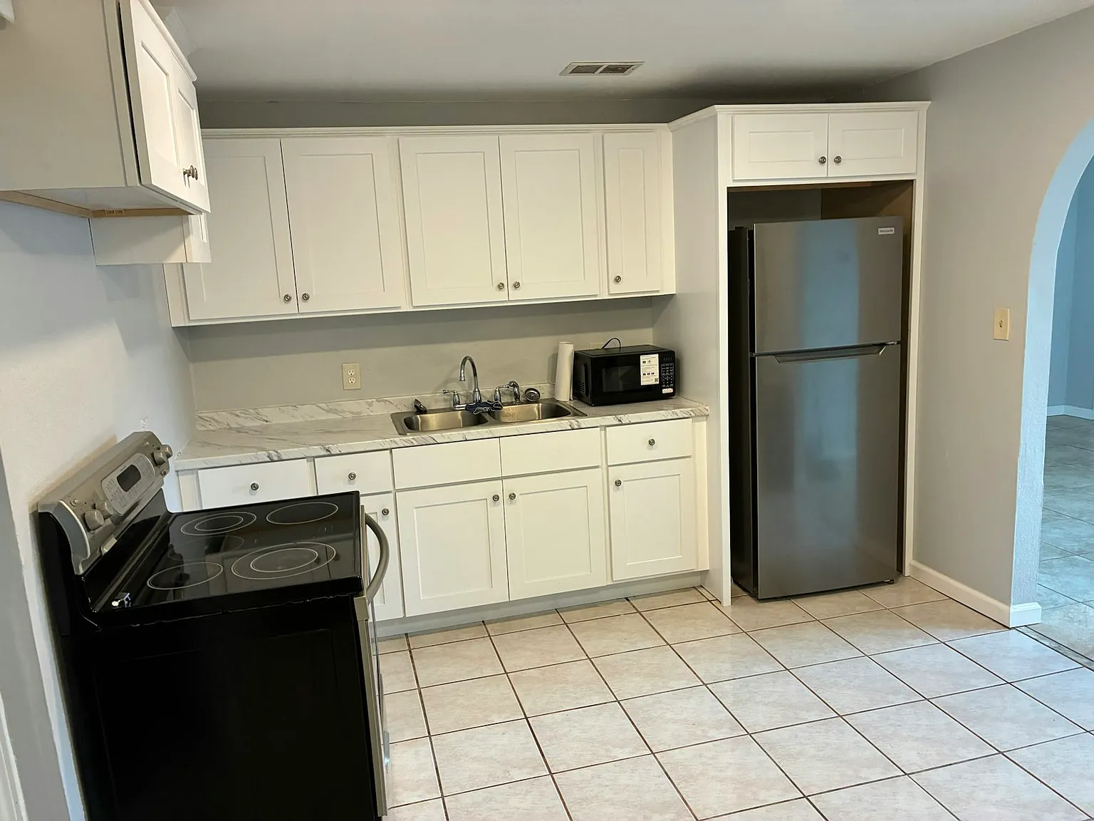 202 Essex Dr — Photo 2
