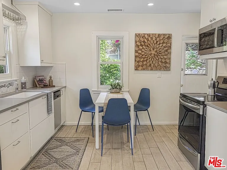 2049 Lake Shore Ave — Photo 10
