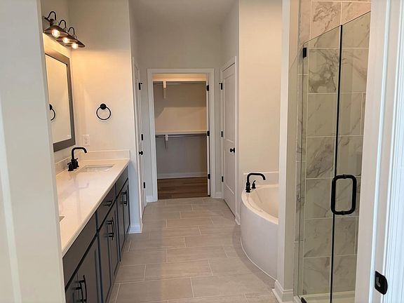 The Graceland B Primary Suite Bathroom