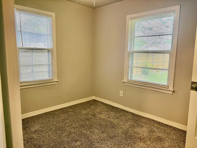 1702 W Britton Rd — Photo 17