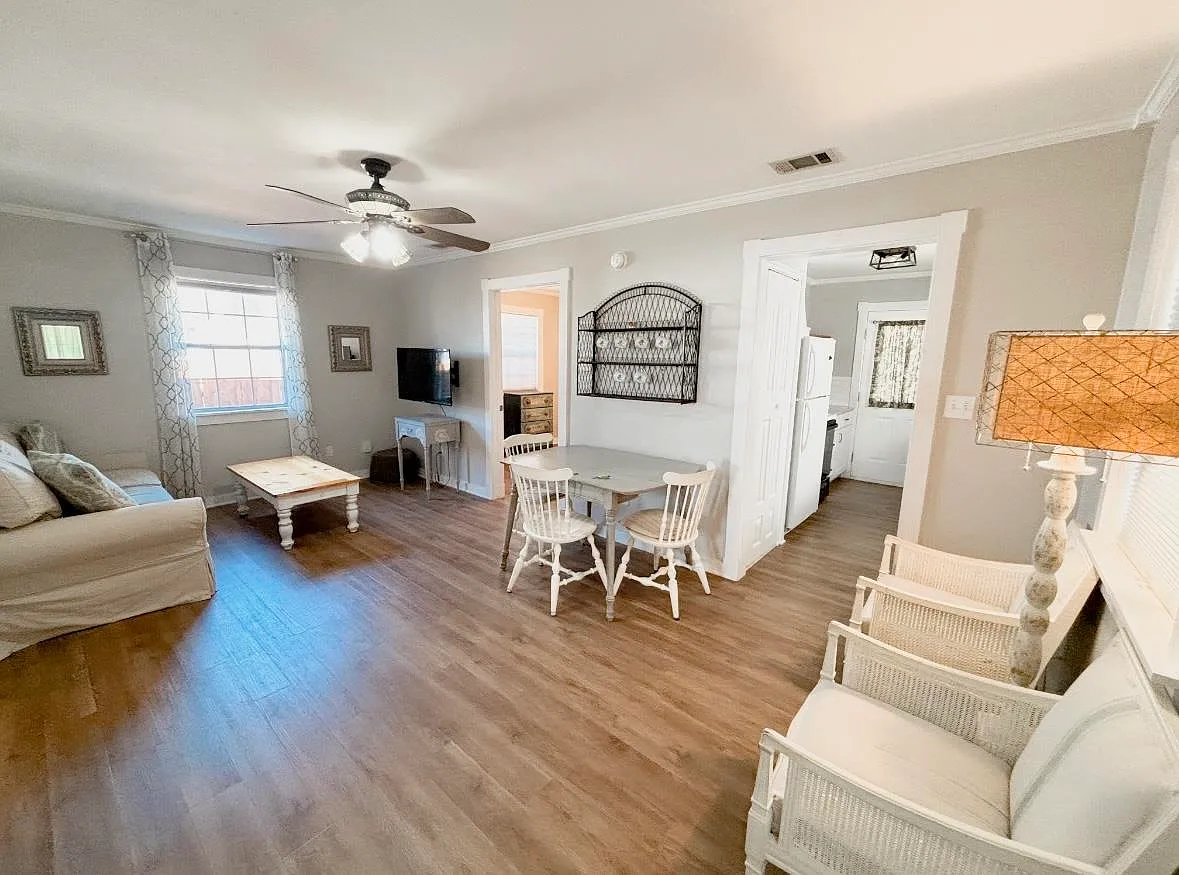 2 bed, 1.0 bath, 720 sqft, $1,200 — Photo 2