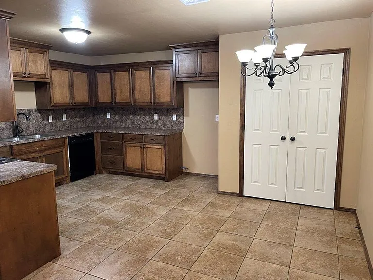 2716 Valley View Dr — Photo 5