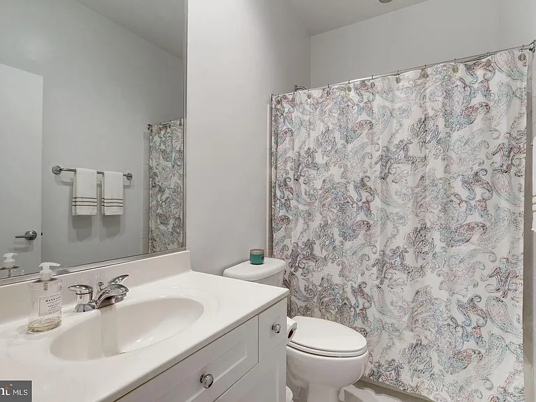 2058 N Oakland St — Photo 23