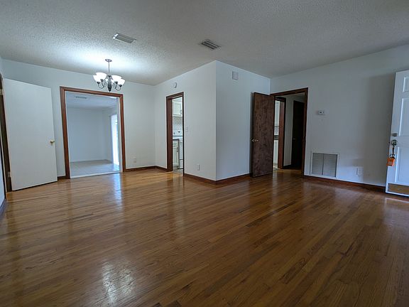 4th image of 3557 Edgewater Dr