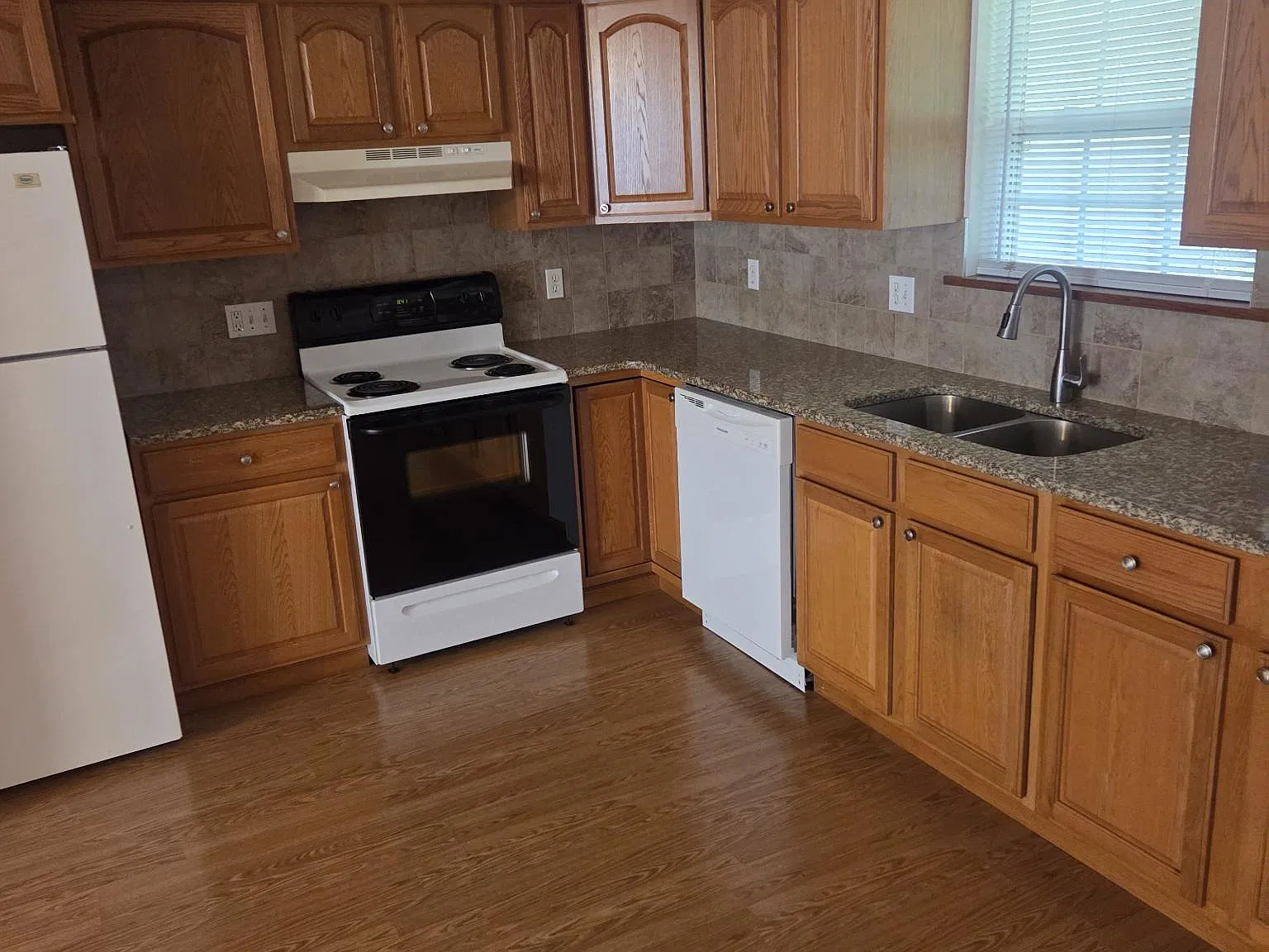 2 bed, 1000 sqft, $1,400 — Photo 3