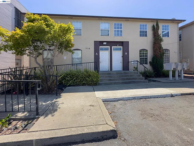2716 Adeline St — Photo 2