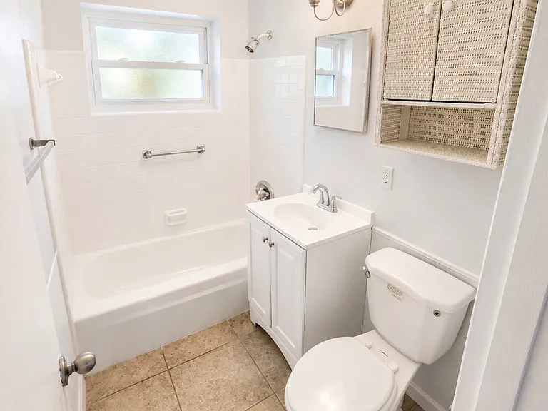 975 N Village Dr — Photo 7