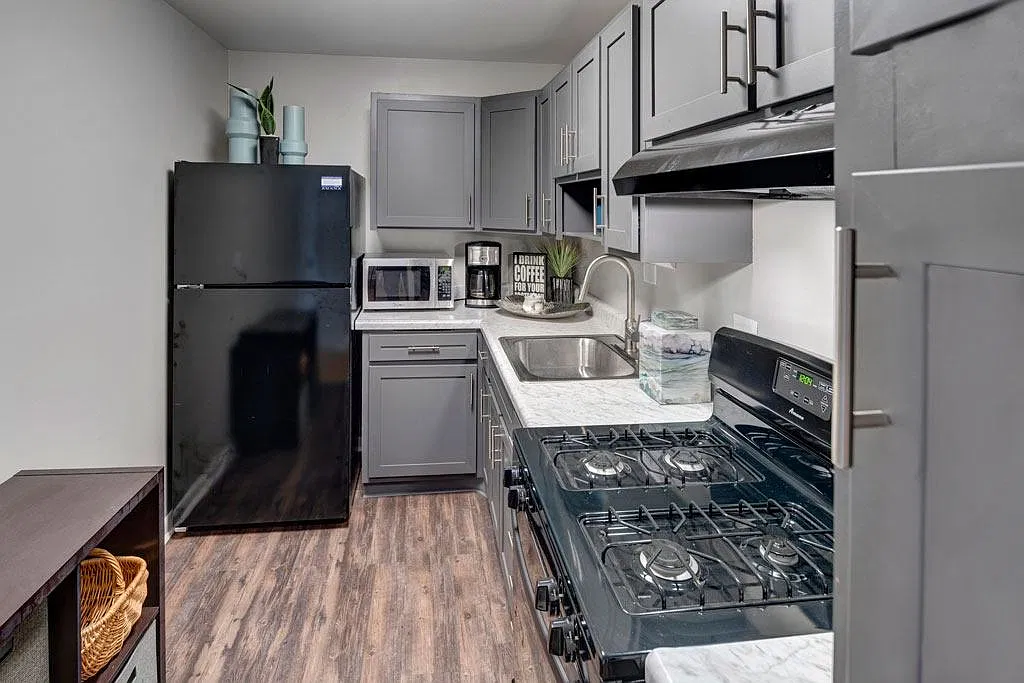 East Broad Plaza Apartments — Photo 1