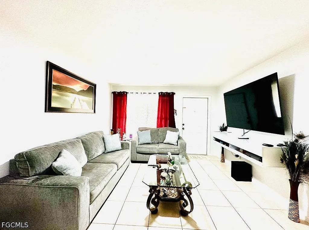 2 bed, 1.0 bath, 812 sqft, $1,500 — Photo 3