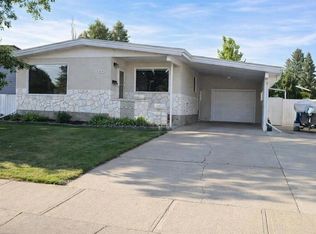1121 Lakemount Blvd S, Lethbridge, AB T1K 3S4
