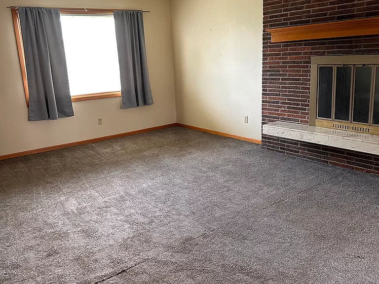 210 W 1st St #8 — Photo 3