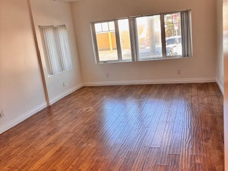 3 Bedroom 2 bathroom unit available, Larchmont area — Photo 6