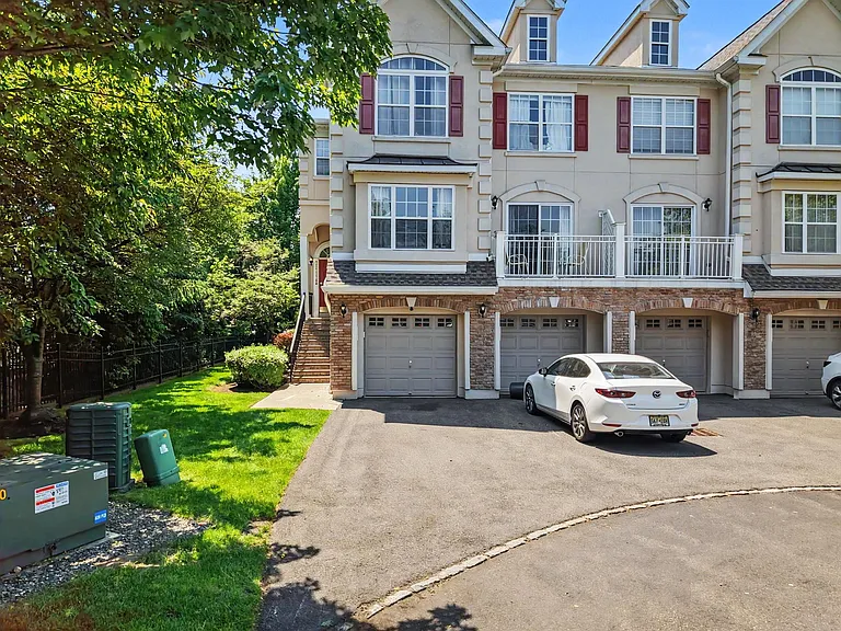 180 Blue Heron Dr #180 — Photo 1