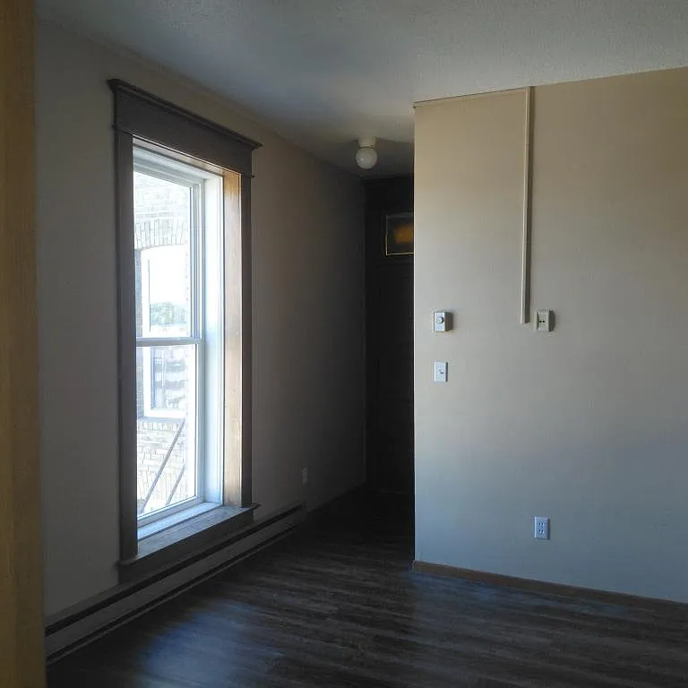 18 4th Ave W — Photo 4