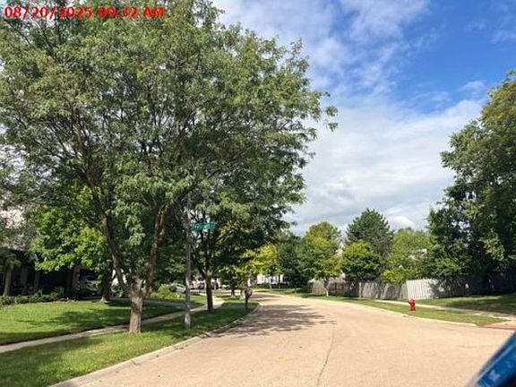 Exterior Neighborhood (street photo)