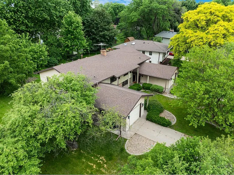 3308 Roosevelt Ct NE — Photo 3