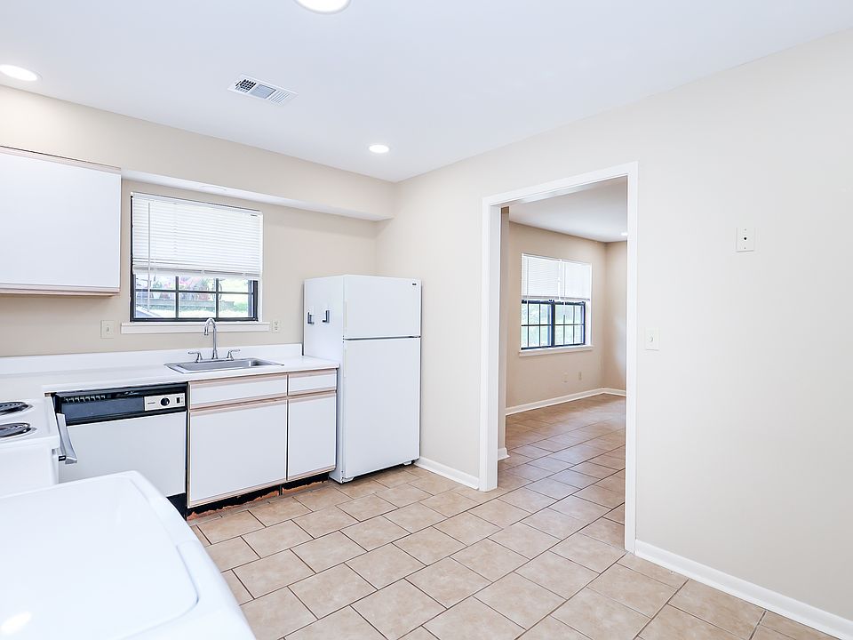 Another view of kitchen.