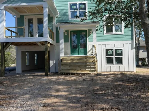 98 SE 43rd Street, Oak Island, NC 28465