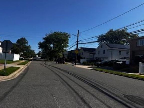 Exterior Neighborhood (street photo)