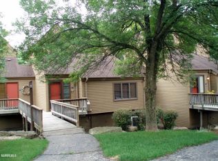17 Farmstead Ln, Galena, IL 61036